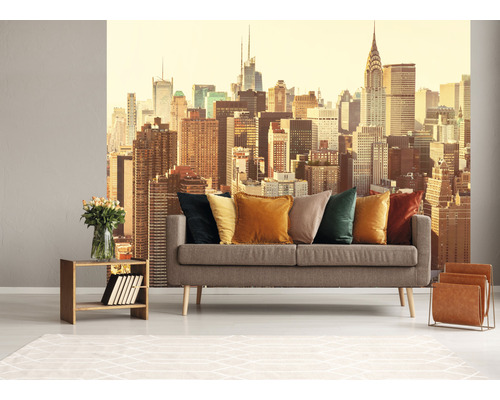 Wohnzimmer mit Fototapete New York Skyline, Sofa, Kissen und Dekoration