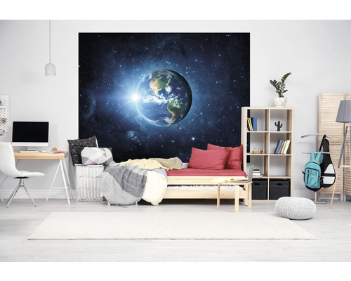 Jugendzimmer mit Schreibtisch, Bett, Regal und einer Fototapete mit Erdmotiv