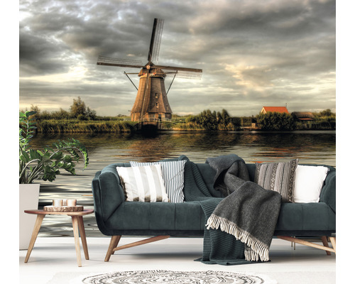 Fototapete mit Windmühle am See in einer Wohnzimmereinrichtung