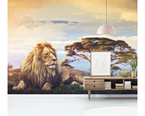 Wandbild mit Löwenmotiv hinter einem Wohnzimmer