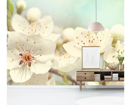 Raumgestaltung mit Blumentapete, Kommode und Dekoration