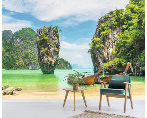 Fototapete mit tropischer Insellandschaft, thailändischen Booten und Felsen