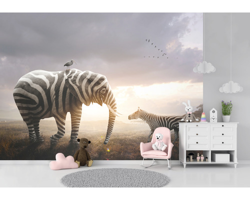 Kinderzimmer mit Wandbild eines Elefanten mit Zebra-Muster