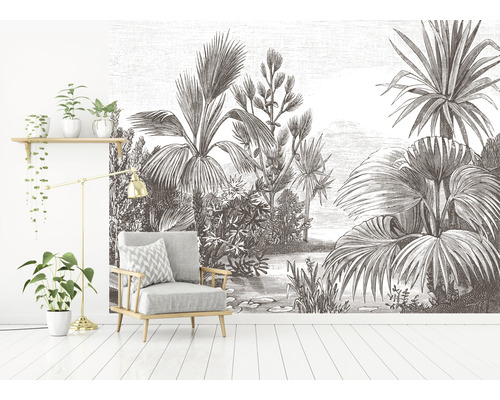 Wohnzimmer mit Sessel und Wandtapete mit Pflanzenmotiv