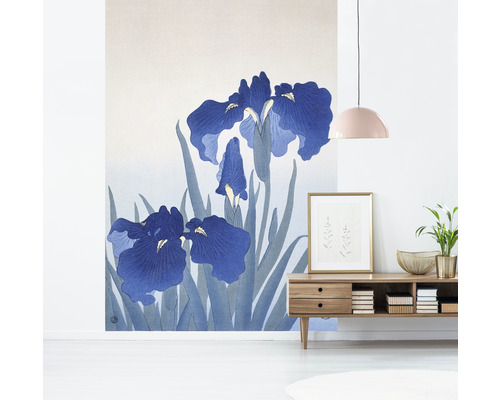 Wandbild mit Irisblüten-Motiv in einem hellen Wohnraum