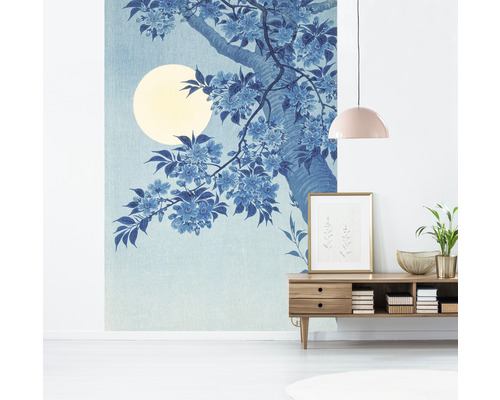 Wohnraum mit Fototapete mit Baum- und Blütenmotiv vor einem Vollmond