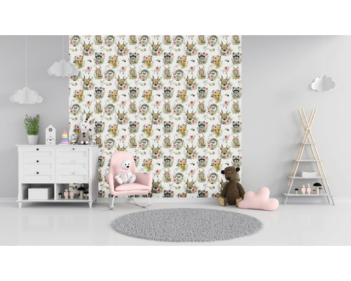 Kinderzimmer mit Tiermotiven-Tapete, Kommode, Schaukelstuhl und Spielzeug