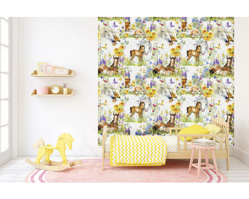 Kinderzimmer mit Pferdetapete, Bett, Spielzeugpferd und Regalen