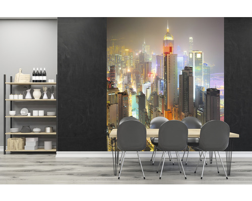 Esszimmer mit einer Fototapete, die eine beleuchtete Stadt zeigt, und einem Regal