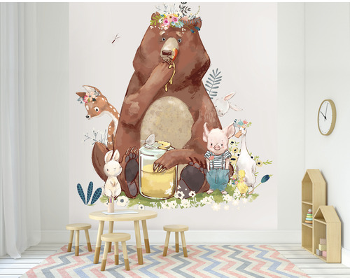 Kinderzimmer mit Wandtattoo, das einen Bären mit Honig, ein Reh, ein Schwein, eine Gans und ein Kaninchen zeigt