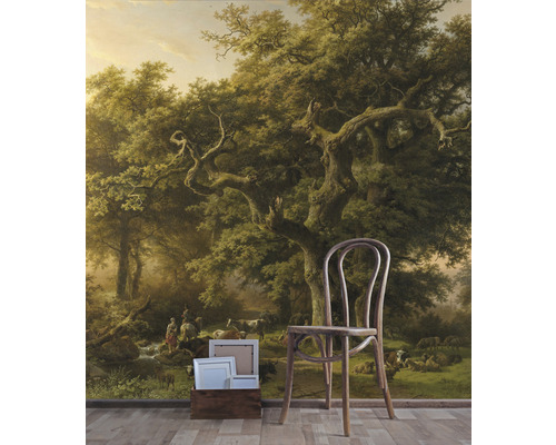 Wandbild mit Waldmotiv, Stuhl und Bilderrahmen