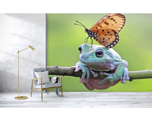 Wandbild mit Frosch und Schmetterling in einem Wohnzimmer mit Lampe und Sessel