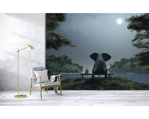 Szene mit einer Fototapete, die eine abendliche Landschaft mit einem Elefanten und einem Bären auf einer Bank zeigt.