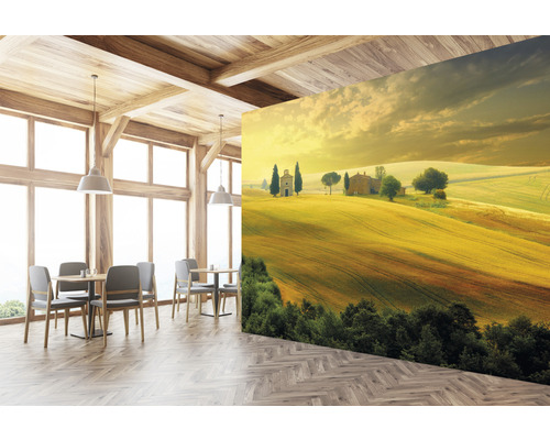 Gastraum mit Wandbild einer toskanischen Landschaft