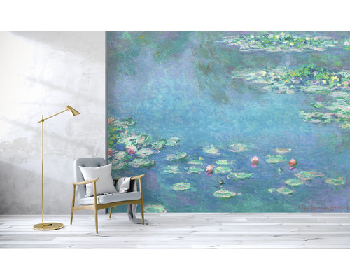 Raumgestaltung mit Seerosen-Fototapete, Sessel und Stehlampe
