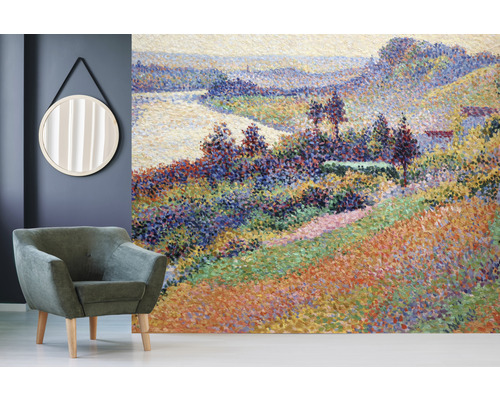 Einrichtungsbeispiel mit Sessel, Spiegel und Fototapete mit Landschaftsmotiv