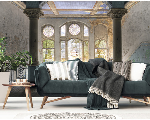 Wohnzimmer mit Sofa, Kissen, Decke und Wandtapete mit Architekturmuster