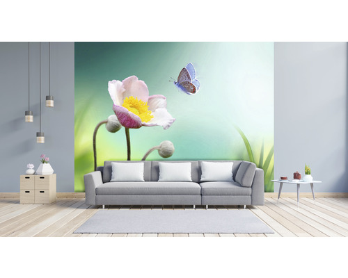 Wohnzimmer mit Sofa, Beistelltisch und Fototapete mit Blumenmuster und Schmetterling