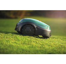 Ein Rasenmähroboter auf einer Rasenfläche.