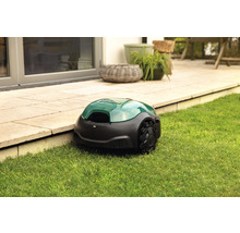 Rasenmähroboter auf Rasen neben einer Terrasse