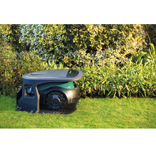 Rasenmähroboter mit Ladestation im Garten