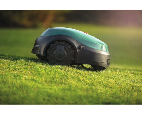Mähroboter auf einer Rasenfläche