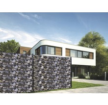 Gabionenzaun vor einem Haus mit modernem Design