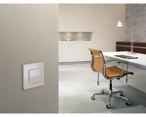 Szene eines Büroraums mit einem Lichtschalter, einem Schreibtisch und einem Bürostuhl