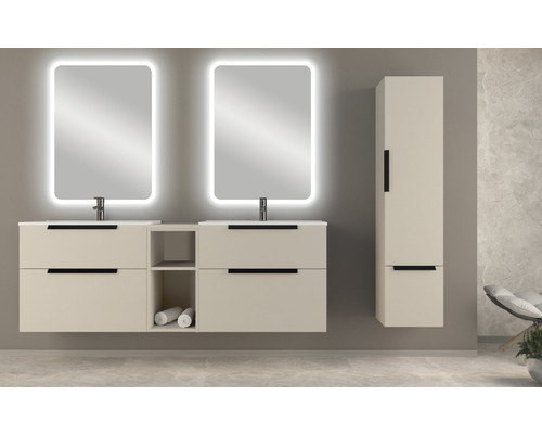 Badezimmer mit Doppelwaschtisch, beleuchteten Spiegeln und Hochschrank für zusätzlichen Stauraum.