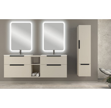 Badezimmer mit zwei Waschtischen, beleuchteten Spiegeln und Hochschrank für zusätzlichen Stauraum.