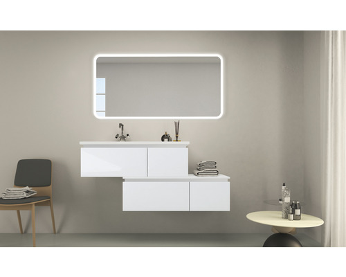 Modernes Badezimmer mit Waschbeckenunterschrank und beleuchtetem Spiegel