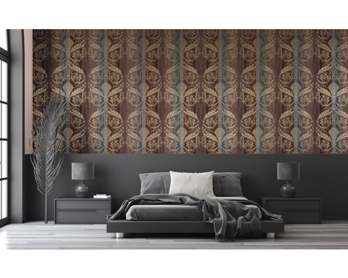 Schlafzimmer mit gemusterter Tapete, Bett und Nachttischen