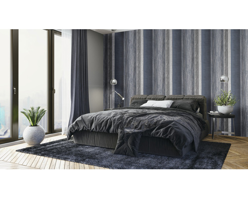 Schlafzimmer mit Bett, Teppich und gestreifter Tapete