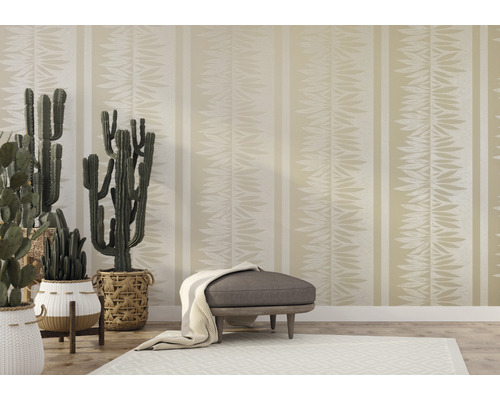 Raumgestaltung mit gemusterten Tapeten, Kakteen und Hocker