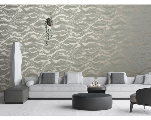Wohnzimmer mit Sofa, Couchtisch und Tapete mit Wellenmuster