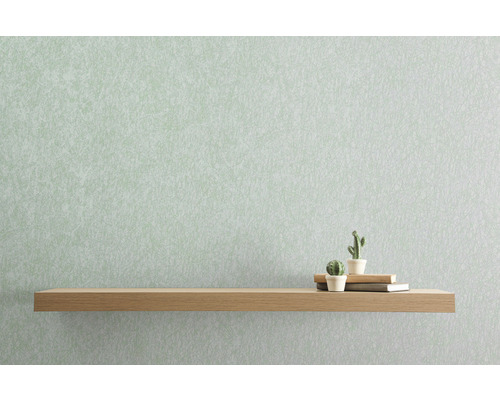 Helle Tapete mit Muster und Holzregal mit Dekoration