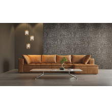Wohnzimmer mit braunem Ledersofa, Couchtisch und dekorativer Wand