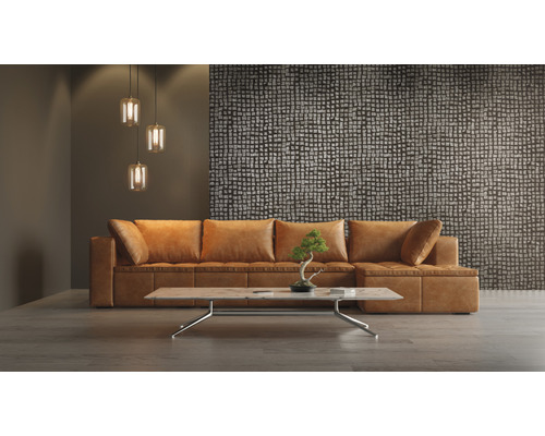 Wohnzimmer mit braunem Ledersofa, Couchtisch und dekorativer Wand