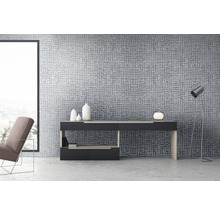 Modernes Zimmer mit gemusterter Tapete, Konsole, Lampe und Sessel