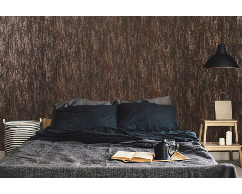 Schlafzimmer mit Bett, Nachttisch und gemusterter Tapete