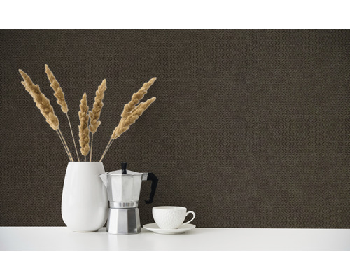 Tapete mit Muster, Vase mit Ziergras, Espressokocher und Tasse auf einem Tisch