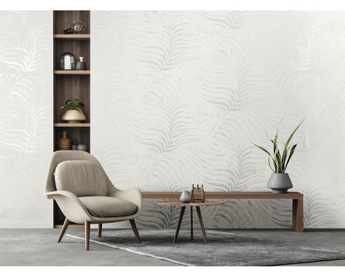 Wohnzimmer mit Sessel, Couchtisch, Regal und Tapete mit Blattmuster