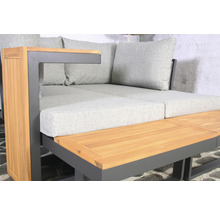 Detailansicht einer Outdoor-Loungegruppe mit Holzablage und grauen Polstern