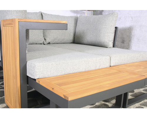 Detailansicht einer Outdoor-Loungegruppe mit Holzablage und grauen Polstern