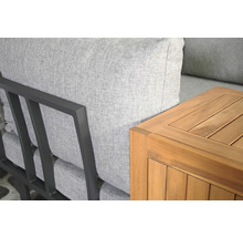 Detailansicht eines grauen Lounge Sofas und eines Holztisches für den Außenbereich