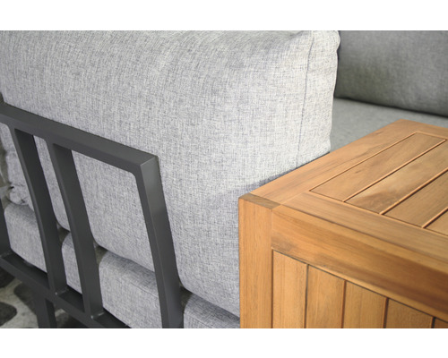 Detailansicht eines grauen Lounge Sofas und eines Holztisches für den Außenbereich