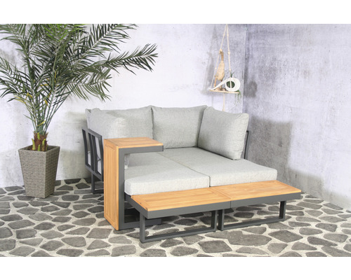 Gartensitzgruppe mit grauem Metallrahmen und hellgrauen Polstern