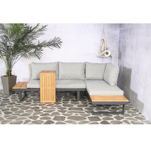Gartenszene mit Loungeecke, bestehend aus Sofa und Beistelltischen
