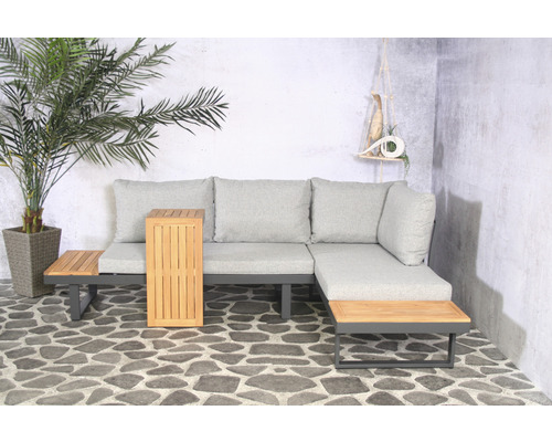 Gartenszene mit Loungeecke, bestehend aus Sofa und Beistelltischen