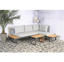 Gartensitzgruppe mit Ecksofa, Holztischen und Dekoration auf einer Terrasse